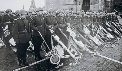 Как сложилась судьба красноармейца с легендарной фотографии, бросившего штандарт Гитлера к подножию Мавзолея